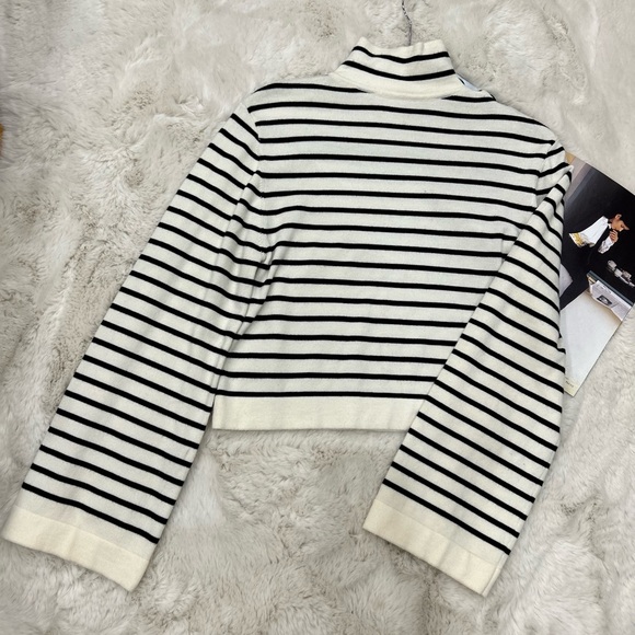 Suncoo Paris like new 🔥
Classic high-neck sweater in ecru and black stripes - Picture 9 of 15